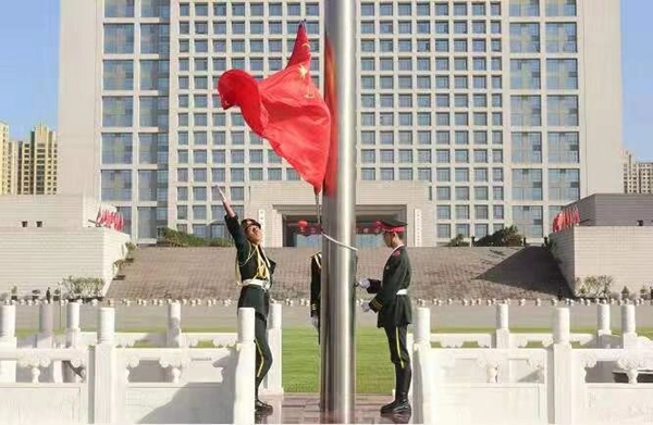 3df69903902c4a4eb63e3666f5b15e26.jpg 升旗仪式_proc.jpg