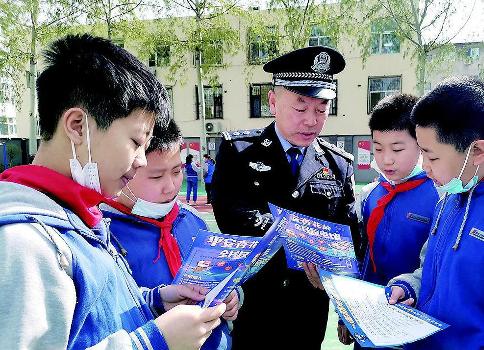 民警进校园 宣传反电诈