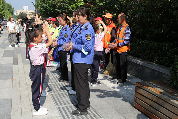 520163b481b8416bb814152c91219cd3.jpg 临汾尧都区科奥小学开展“小手拉大手 童心送温暖”公益活动2.jpg